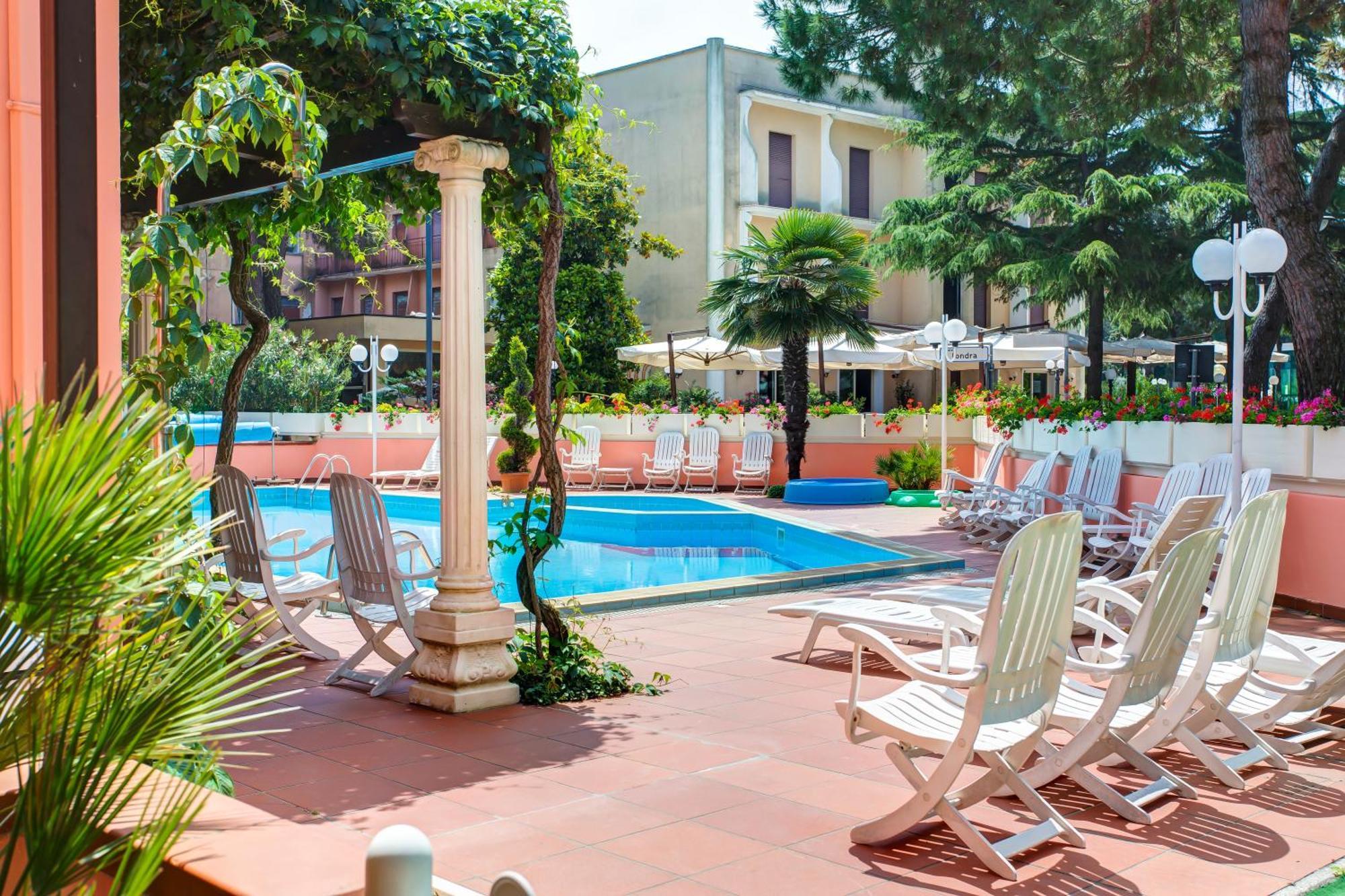 צ'סנטיקו Hotel Meeting מראה חיצוני תמונה